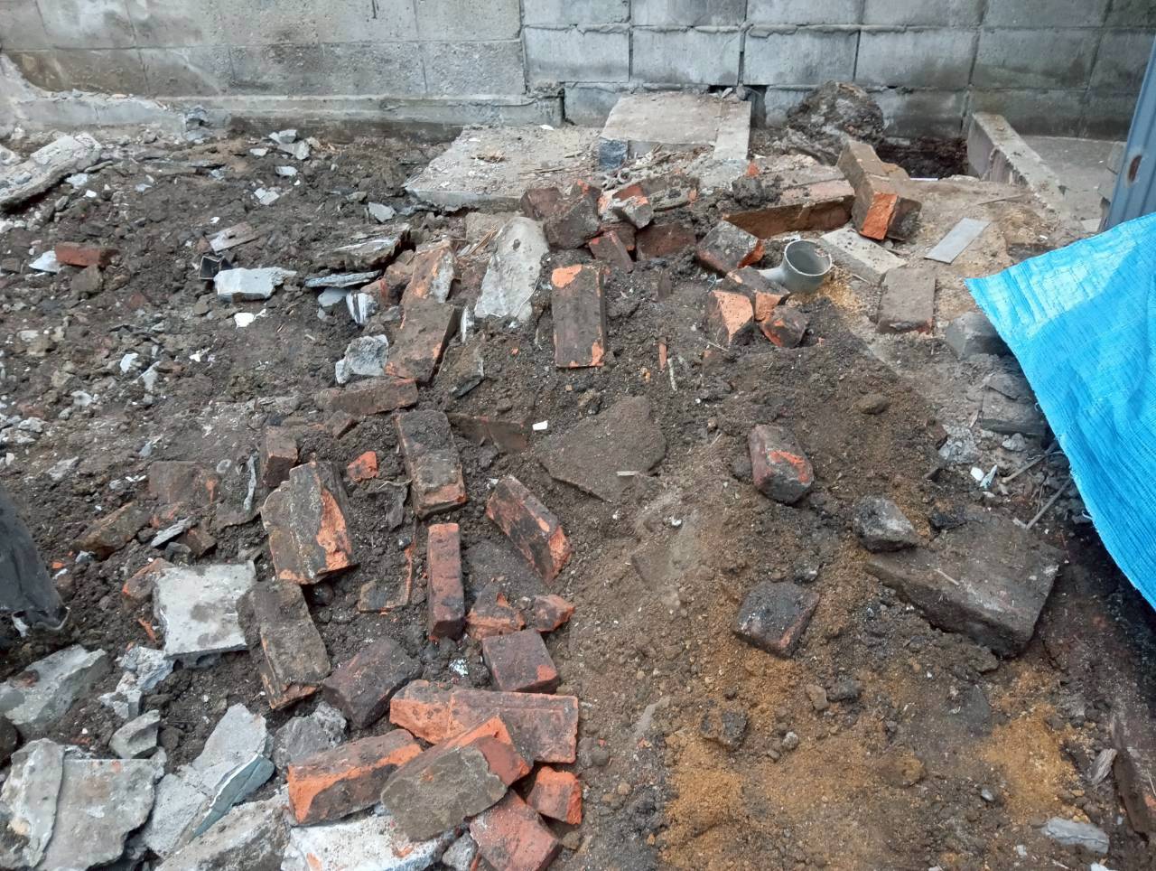 解体中に「地中埋設物」が見つかった場合の対応方法 ～追加費用トラブルを防ぐプロのステップ～