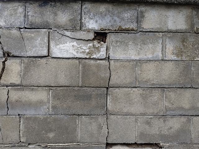 老朽化したブロック塀の撤去工事はお早めに！～災害リスクと法律改正の専門解説～