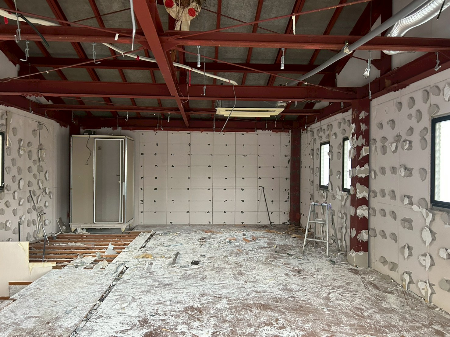 アスベストが含まれる建物の解体方法とは？～法令遵守と安全対策を徹底解説～