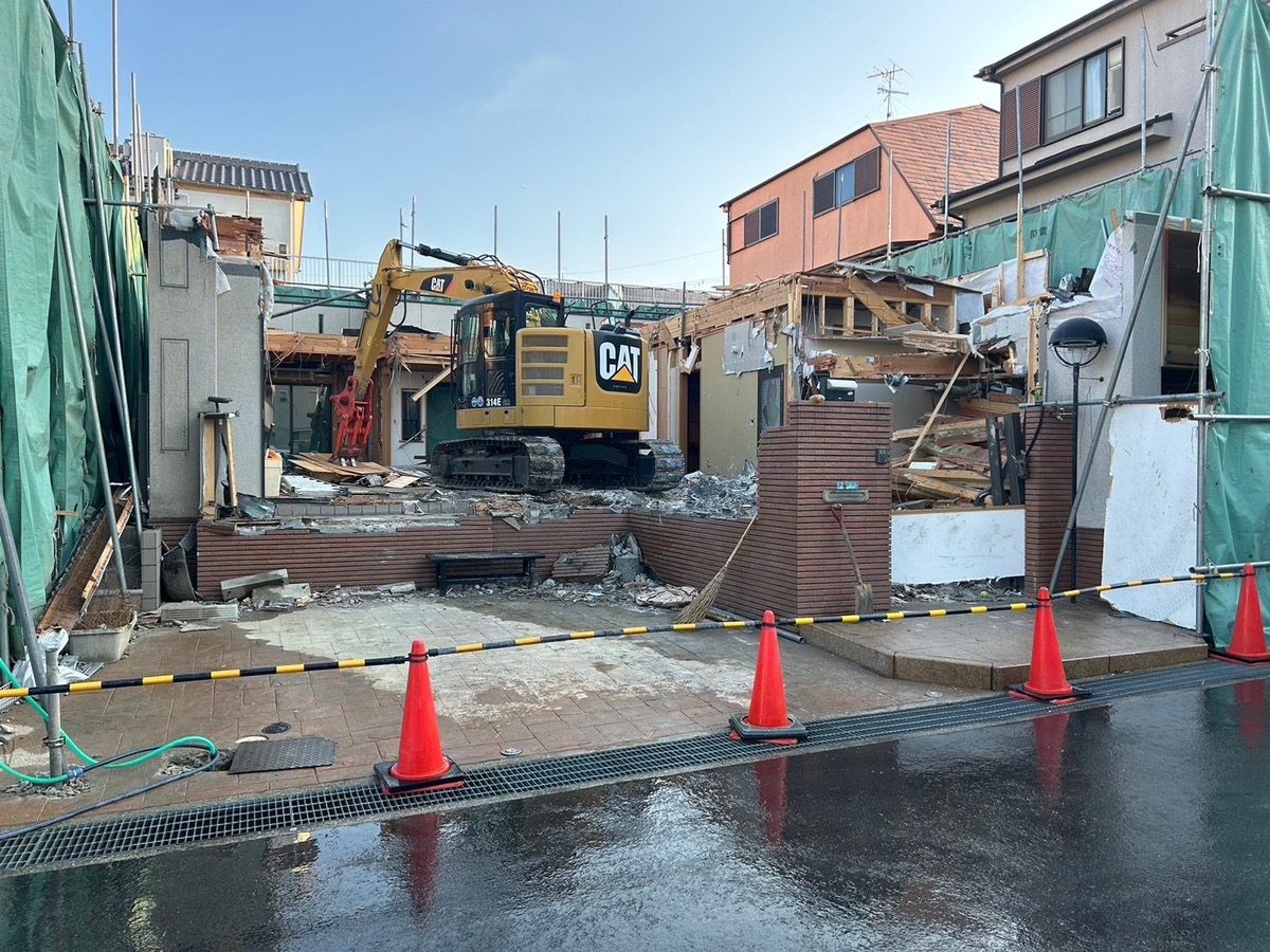 空き家の解体を放置すると危険？放置リスクと対策 ～年末年始、ご家族が集まる今こそ考えたい「実家のこれから」～